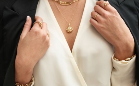 Timeless Accessories & Thoughtful Gifting: A Guide to Fidget Rings and Holiday Surprises